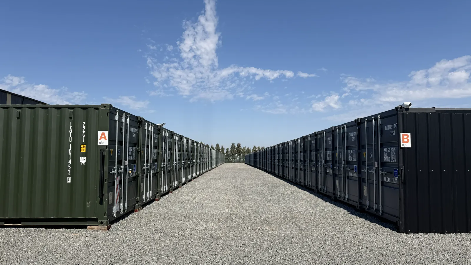 Calle ancha entre dos filas de containers en el predio de Zpacio Storage en Tigre