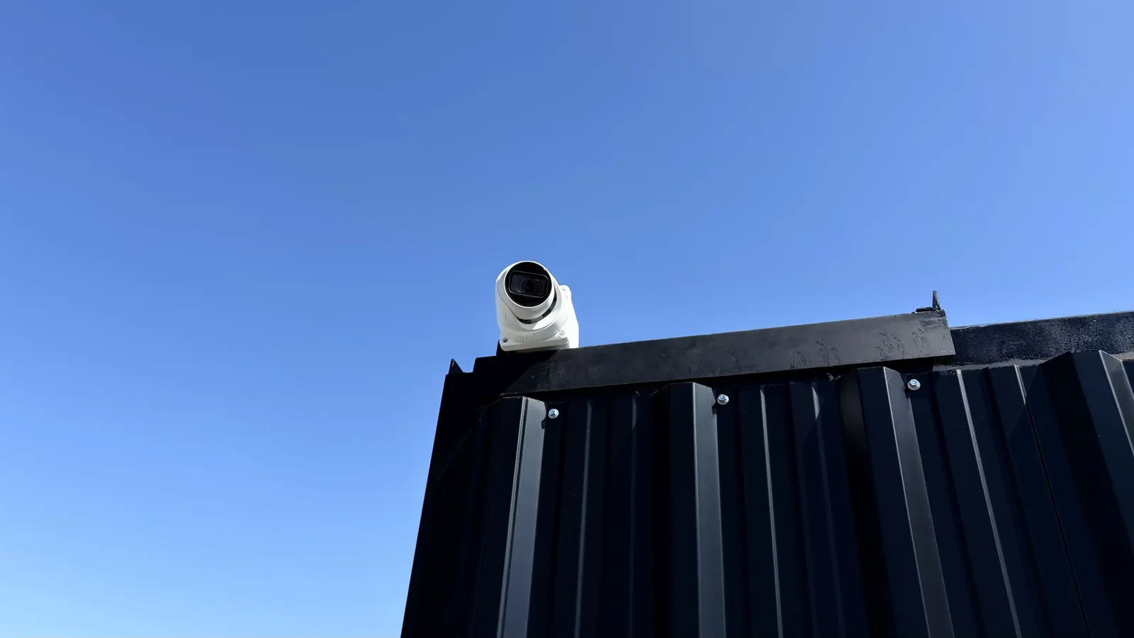 Cámara de seguridad montada sobre una baulera en el predio de Zpacio Storage