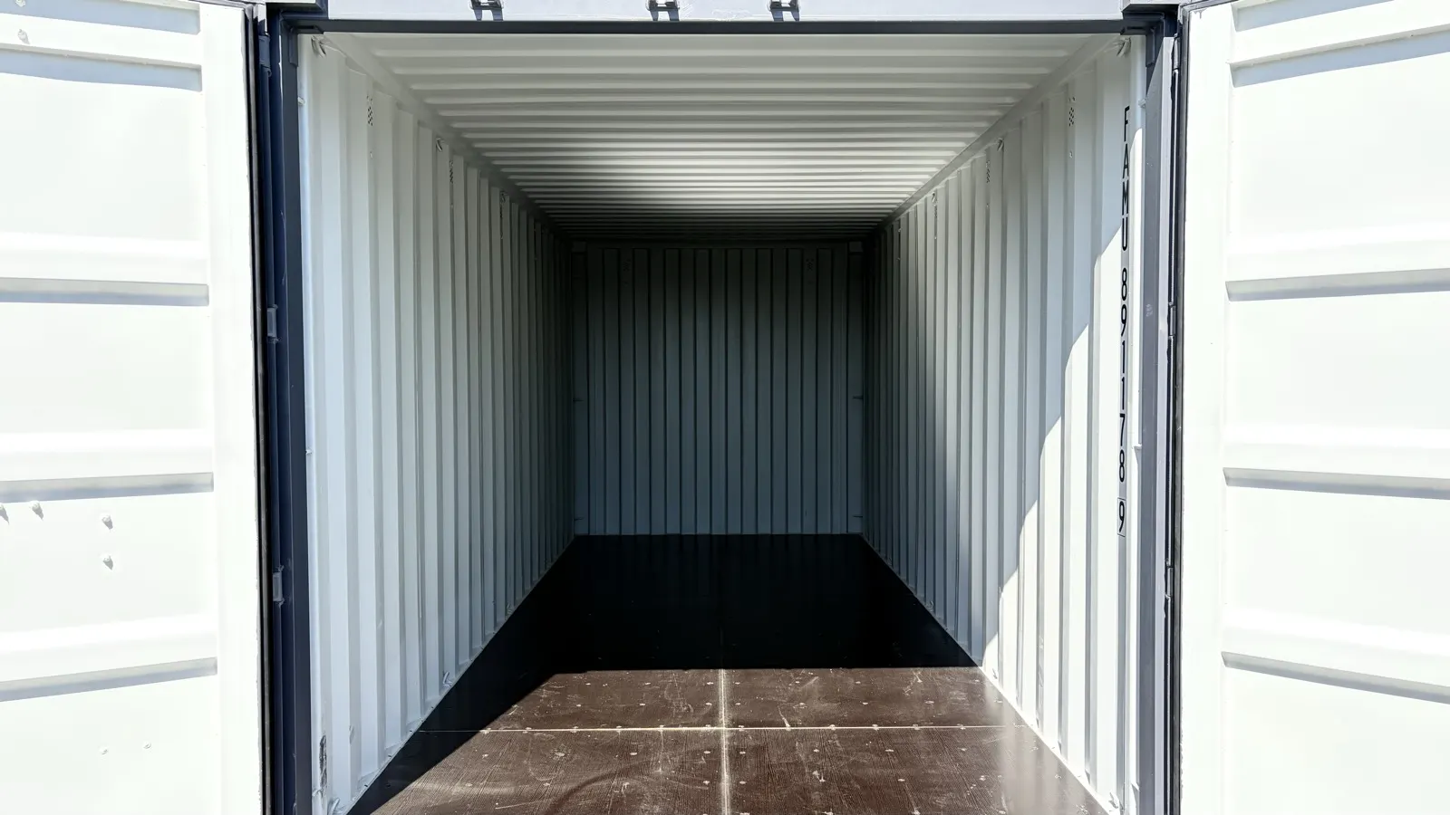 Interior vacío de una baulera de 14 m² con piso de madera en Zpacio Storage
